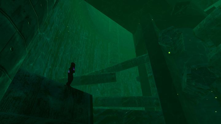 A lone player at the edge of a green shaft